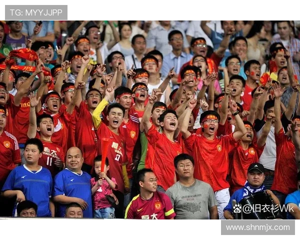 足球明星在飞机上欢庆胜利时刻与队友分享喜悦瞬间