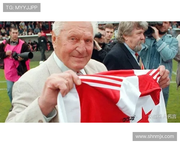 全球足球明星前锋盘点及其职业生涯成就分析